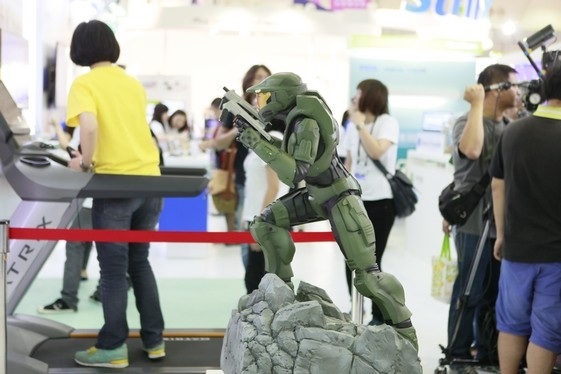 Nhân viên MSI đeo bảng quảng cáo di động trên mình và đi vòng quanh triển lãm.