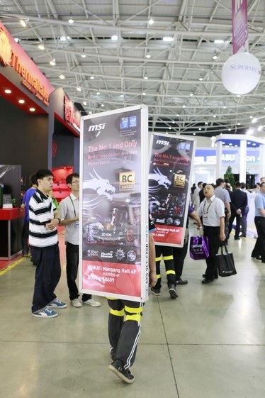Nhân viên MSI đeo bảng quảng cáo di động trên mình và đi vòng quanh triển lãm.