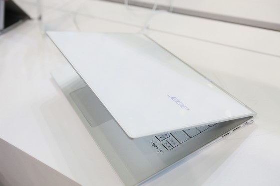 Aspire S7  được làm bằng nhôm nguyên khối, rất mỏng.