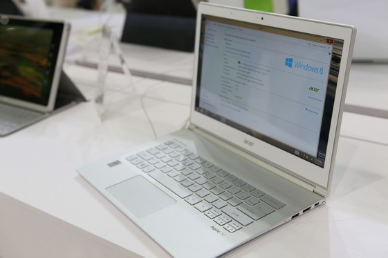 Acer tung ra thêm một phiên bản có độ phân giải cao 2.560 x 1.440 nhưng không rõ giá bán.