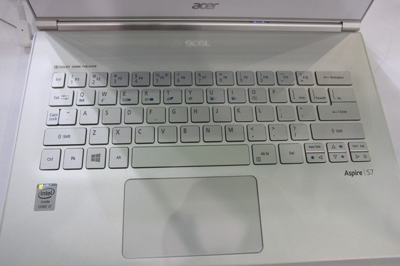 Tổng thể máy nặng 1,3kg.