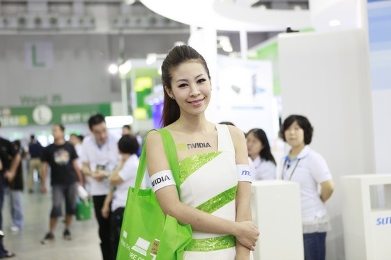 Những bóng hồng đốt nóng Coputex 2013