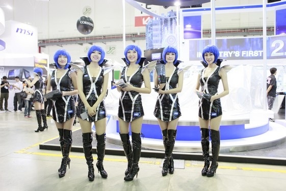 Những bóng hồng đốt nóng Coputex 2013