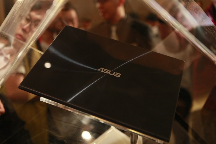 Phần mặt lưng và viền xung quanh bàn phím được phủ kính Gorilla Glass thế hệ thứ 3.