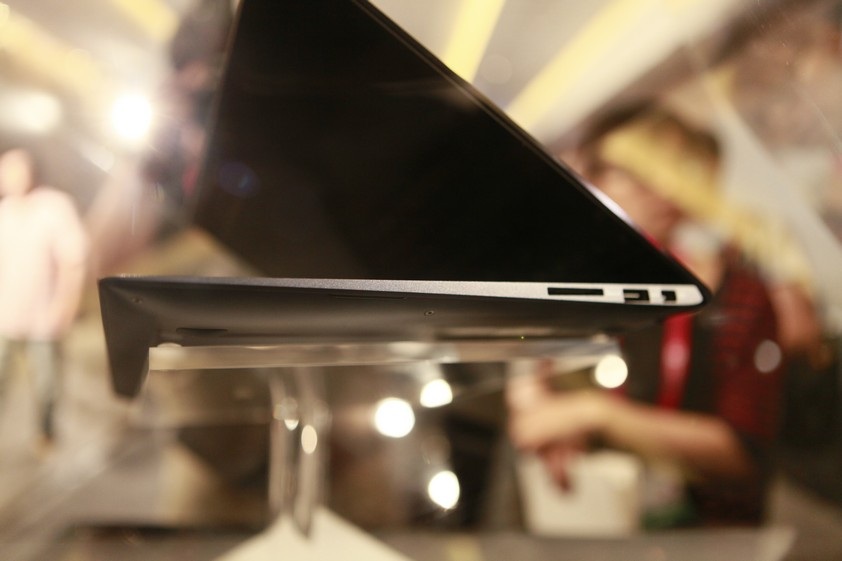 Chiếc máy chỉ mỏng 15,5mm - mỏng hơn 14% so với các thế hệ Zenbook trước đây.