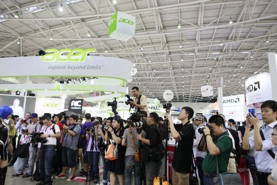 Nhiều PV các nơi với các thiết bị tác nghiệp khác nhau, quy tụ về triển lãm.