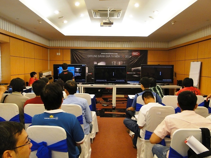 Các thành viên trực tiếp đánh giá và chấm điểm các tiêu chí