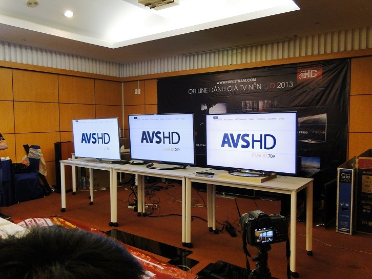 Ban tổ chức cân chỉnh TV trước khi so sánh