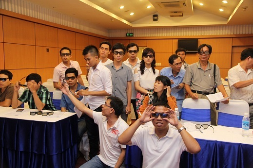 Các thành viên test hìn ảnh 3D