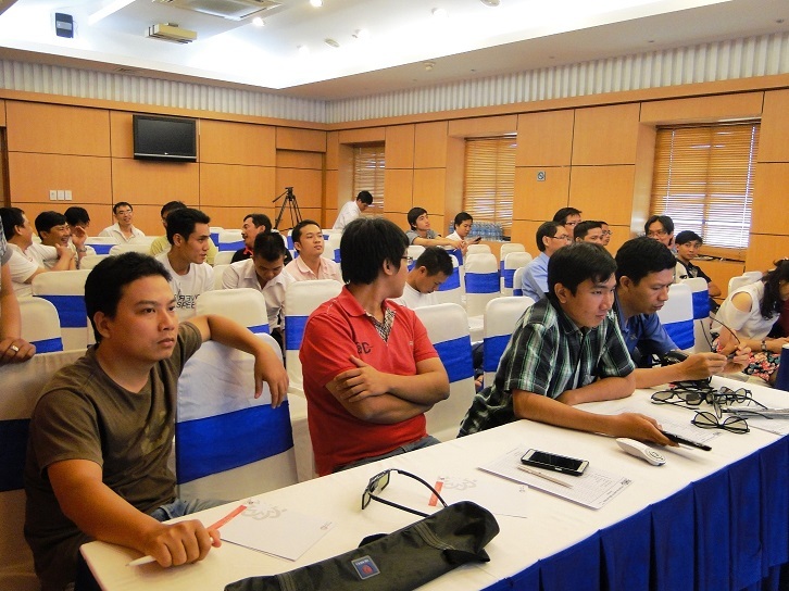 Giám khảo là tất cả những người có mặt.