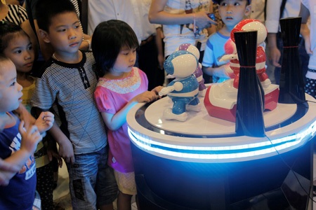 Màn nhảy của robo thu hút các bạn nhỏ