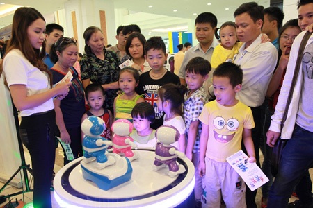 Các em nhỏ thưởng thức màn nhảy của Disco Robo