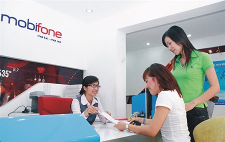 Nhà mạng vẫn giữ gói cước 3G siêu rẻ chỉ 15.000 đồng/tháng - 1 Khách hàng Mobifone vui vẻ khi nhận hóa đơn cước roaming (ảnh minh họa)