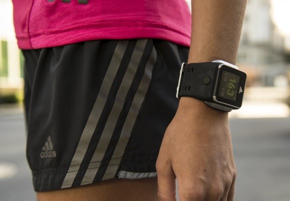 Adidas giới thiệu đồng hồ thông minh “miCoach Smart run” chạy trên nền Android