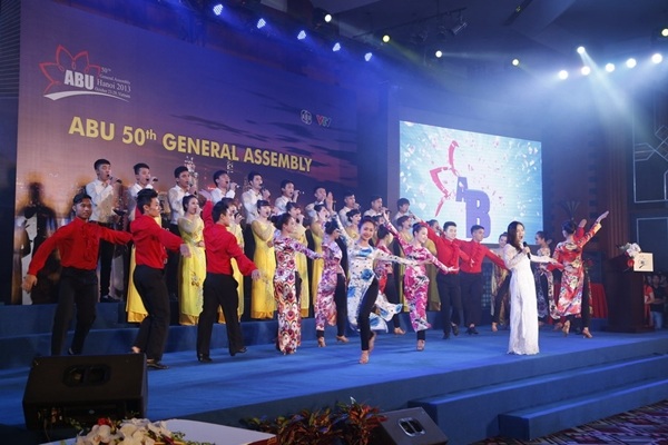 Tiết mục văn nghệ chào mừng Lễ khai mạc (ảnh: vtv.vn)