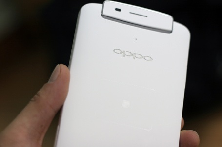 Mở hộp điện thoại OPPO N1 chính hãng tại Việt Nam - 8 Cạnh trái là khay sim, thiết bị sử dụng Microsim