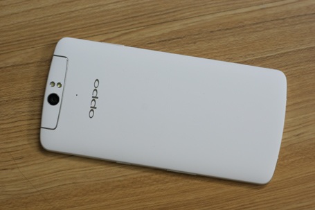 Mở hộp điện thoại OPPO N1 chính hãng tại Việt Nam - 7 Cạnh trái là khay sim, thiết bị sử dụng Microsim
