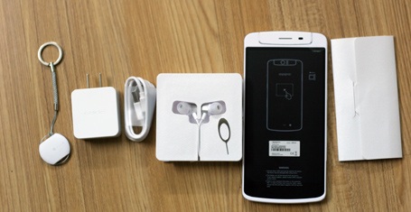Mở hộp điện thoại OPPO N1 chính hãng tại Việt Nam - 3 Mở hộp N1, phụ kiện gồm có sạc, dây synch, tai nghe, que chọc sim....