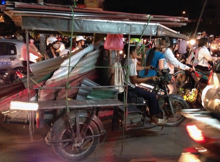 Hà Nội: Cầu Khương Đình kẹt cứng giờ tan tầm - 2 Dòng người đổ về từ 4 phía khiến giao thông tại khu vực cầu Khương Đình kẹt cứng.