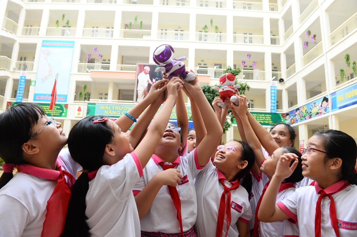 Robot nhảy TOSY đồng hành cùng Cuộc thi "Tự hào Việt Nam" - 3 Các em nhỏ tự hào vì Robot Tosy của người VN nghiên cứu và sản xu