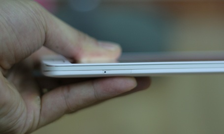 Mở hộp điện thoại OPPO N1 chính hãng tại Việt Nam - 6 Cạnh trái là khay sim, thiết bị sử dụng Microsim