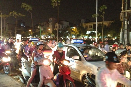 Hà Nội: Cầu Khương Đình kẹt cứng giờ tan tầm - 4 Con đường hai bên bờ sông đều chung tình trạng tắc kẹt như nhau.