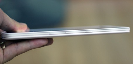 Mở hộp điện thoại OPPO N1 chính hãng tại Việt Nam - 5 Cạnh phải của máy thiết kế phím nguồn và phím tăng giảm volume rất nhỏ
