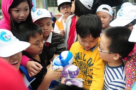 Robot nhảy TOSY đồng hành cùng Cuộc thi "Tự hào Việt Nam" - 7 Sự hiếu kỳ về robot tosy thể hiện trên từng khuôn m