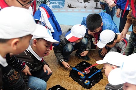 Robot nhảy TOSY đồng hành cùng Cuộc thi "Tự hào Việt Nam" - 9 Con quay Tosy, sản phẩm gần gũi với tr