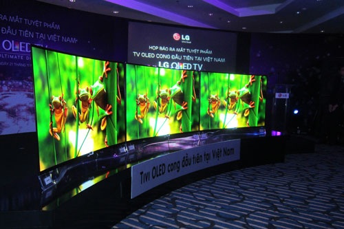 TV OLED cong đầu tiên trên thế giới về Việt Nam