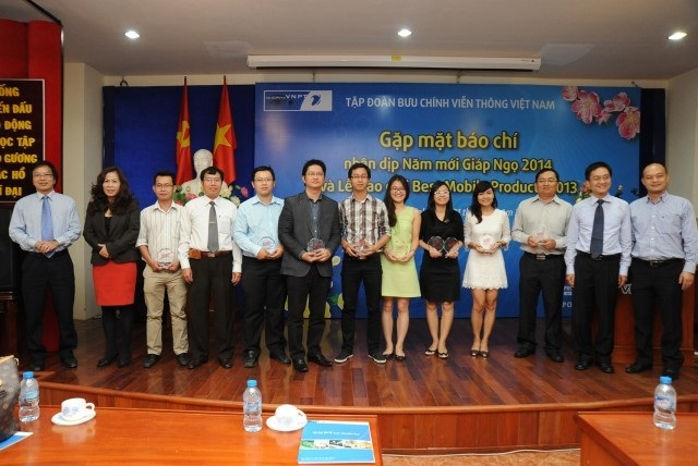 Giải thưởng Best Mobile Products 2013 vinh danh 14 sản phẩm di động - 1 Ban tổ chức và đại diện các nhà sản xuất tại Lễ trao giải diễn ra tại TP HCM hôm 31/12/2013