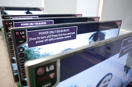 Sau khi hoàn thành lắp ráp, TV được đưa vào phòng kiểm tra các thông số kỹ thuật.