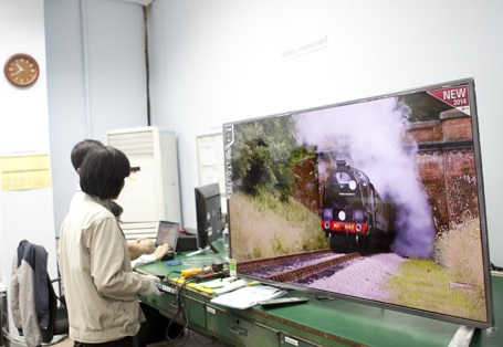 Sau khi hoàn thành lắp ráp, TV được đưa vào phòng kiểm tra các thông số kỹ thuật.