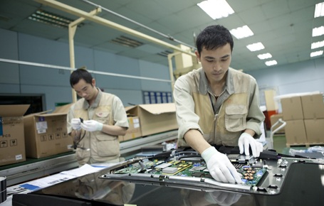 Riêng dòng TV OLED được lắp ráp hoàn toàn thủ công bởi những người thợ trình độ cao.