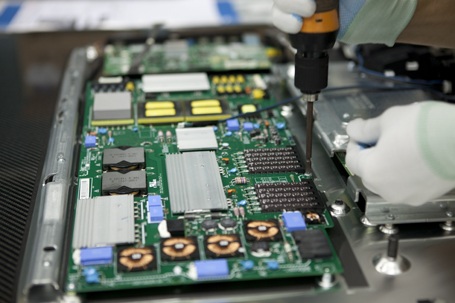 Việc lắp ráp đòi hỏi tỷ mỷ, cẩn thận, đảm bảo không sai sót