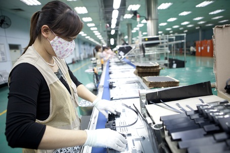 Công nhân lắp ráp trong dây chuyền sản xuất TV LED phổ thông