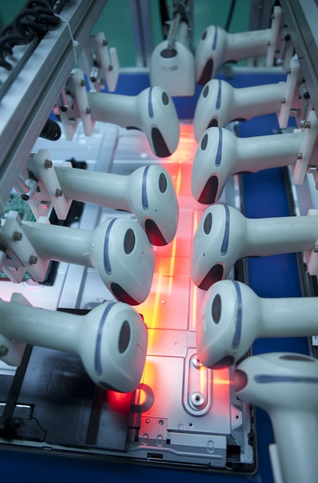 Hàng chục máy quét ghi lại tất cả thông số sản phẩm và chuyển về công ty mẹ.