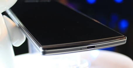 Mặt sau Oppo Find 7 với các đường hoa văn, trong khi Find 7a chỉ là bề mặt trơn