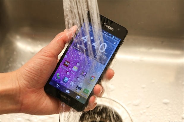 Samsung lần đầu tiên trang bị cho các smartphone của hãng khả năng chống nước là trên