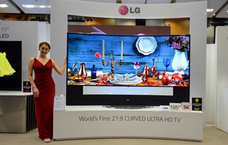 LG trưng bày TV “khủng” tại triển lãm quốc tế Innofest 2014 - 1 TV Ultra HD màn hình cong 105 inch của LG có thể chỉnh được độ cong bằng điều khiển thông minh.