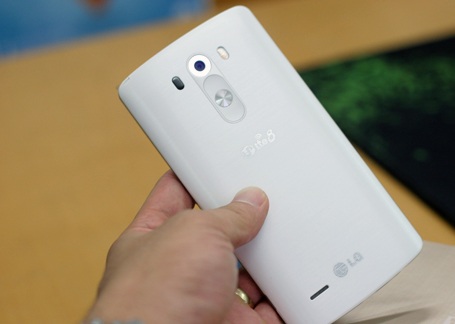 Toàn bộ phần lưng máy trông xa giống kim loại