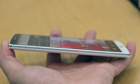 Các cạnh trên, dưới, phải, trái không có nút bấm vật lý nào. Lỗ cắm tai nghe đặt ở cạnh dưới