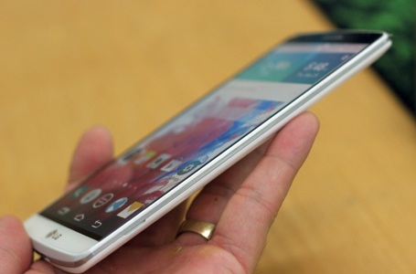 Các cạnh trên, dưới, phải, trái không có nút bấm vật lý nào. Lỗ cắm tai nghe đặt ở cạnh dưới