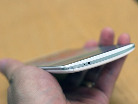 Các cạnh trên, dưới, phải, trái không có nút bấm vật lý nào. Lỗ cắm tai nghe đặt ở cạnh dưới