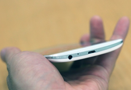 Các cạnh trên, dưới, phải, trái không có nút bấm vật lý nào. Lỗ cắm tai nghe đặt ở cạnh dưới