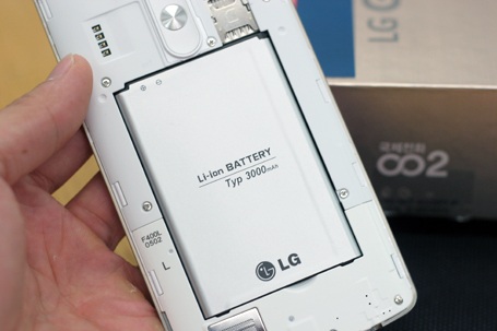 Nắp lưng có thể tháo rời để thay pin