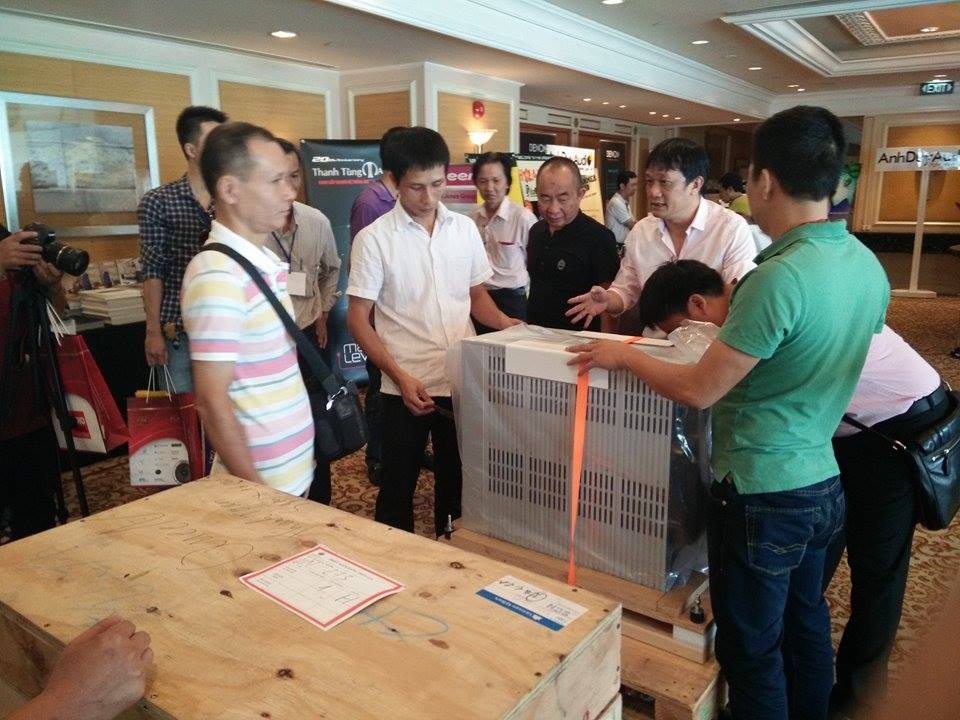 Thiết bị Hi-fi khuấy động triển lãm Việt Nam AV Show 2014 - 5 Ampli đèn VTL được khui hộp ngay tại triển lãm