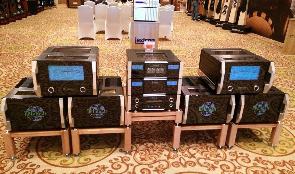 Thiết bị Hi-fi khuấy động triển lãm Việt Nam AV Show 2014 - 4 Thiết bị khuếch đại MC Intosh.