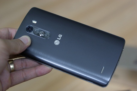 Đánh giá chi tiết smartphone LG G3 tại Việt Nam - 3 Lưng máy làm bằng nhựa