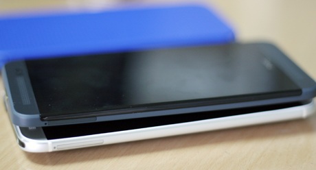 So sánh HTC M8 (màu trắng) và E8